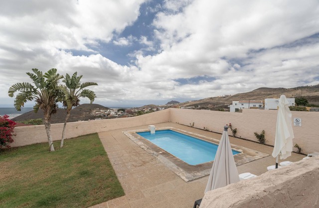 Holiday Home 'El Pinito' with Sea View, Wi-Fi and Air Conditioning