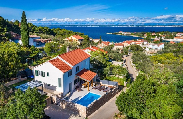 Holiday Home in Lukoran with Seaview, Terrace, Air condition, WIFI (4200-1)
