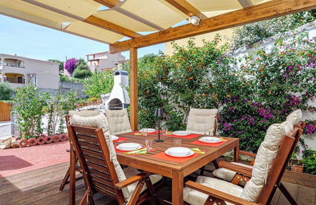 Holiday Home 'Is Arutas' with Private Terrace, Wi-Fi and Air Conditioning