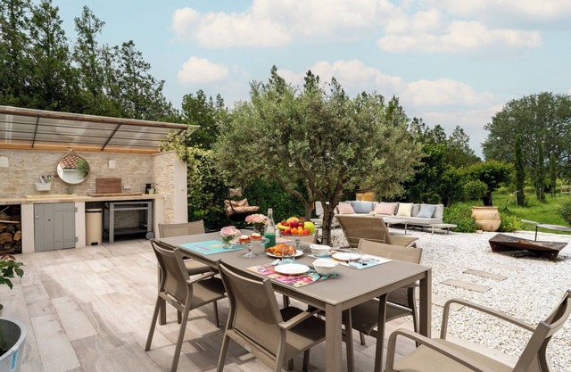 Holiday Home 'Le Cabanon De Modène' with Private Terrace, Wi-Fi and Air Conditioning