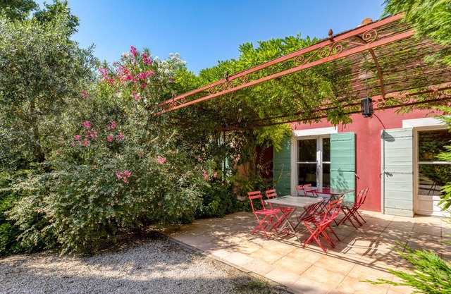 Holiday Home 'Le Cézanne' with Shared Pool, Wi-Fi and Air Conditioning