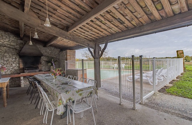 Holiday Home "Le Presbytère de Pompiac" with Private Pool, Air Conditioning & Wi-Fi