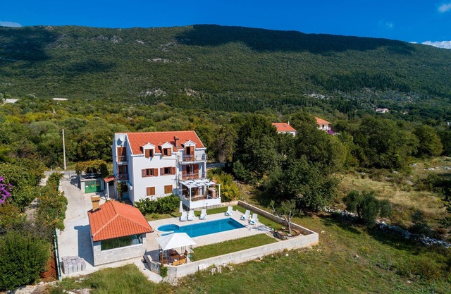 Holiday Home Luce- Six Bedroom Holiday Home with Terrace and Swimming Pool