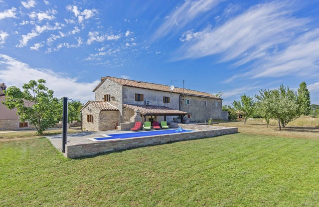 Holiday home Mariva * large garden, private pool, BBQ, free WiFi