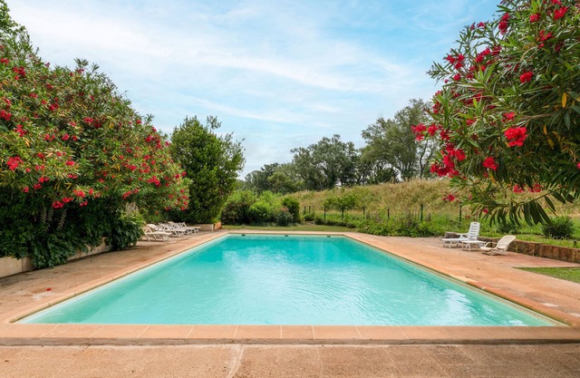 Holiday Home 'Réattu' with Shared Pool, Wi-Fi and Air Conditioning