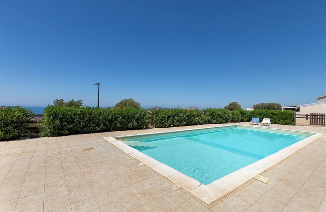Holiday Home 'Sky View' with Sea View, Shared Pool and Air Conditioning