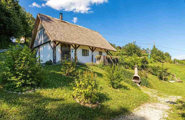 Holiday home with Internet access and barbecue