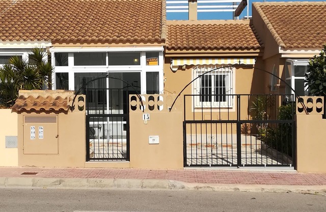 Holiday home with large roof terrace and swimming pool for rent in Torrevieja
