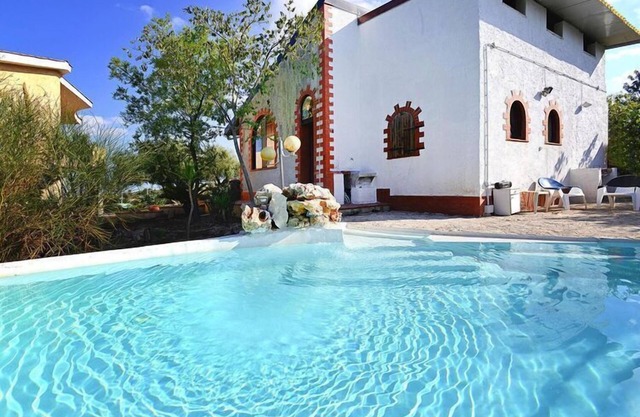 Holiday home with pool, Solarino