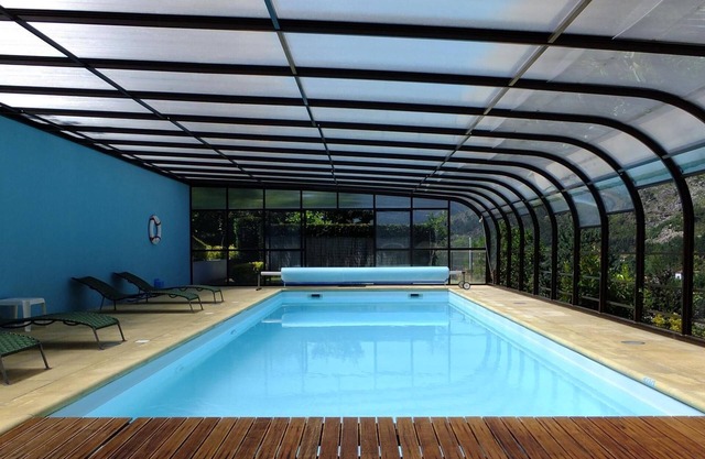 Holiday home with private pool, overlooking mountain and dam-Free wifi