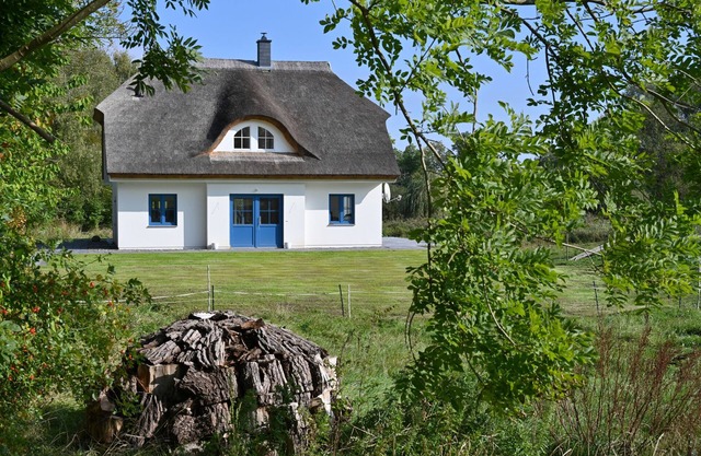 Holiday home with thatched roof, large property and private road to the port