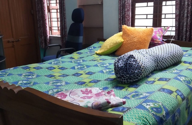 HOLIDAY HOMEt in TOLLYGUANGE Kolkata