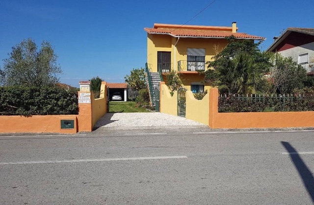 HOLIDAY HOUSE 15 MINUTES FROM THE BEACH (1st FLOOR)