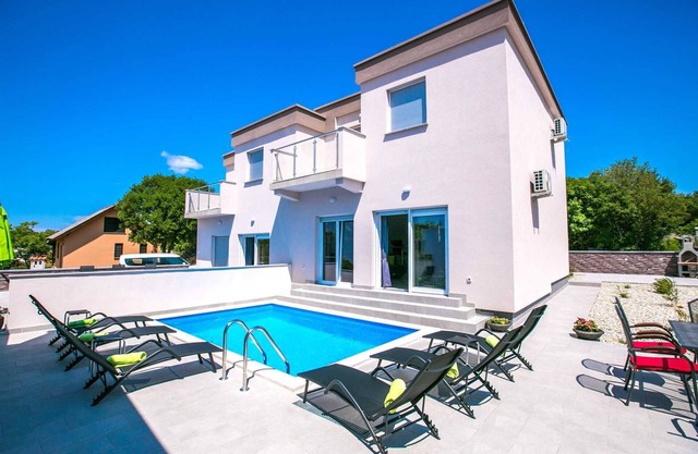 Holiday house Green with Pool