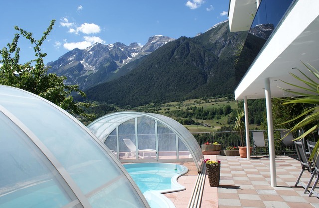 Holiday house inmidst of ski areas with pool, sauna, solarium & tiled stove