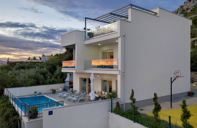 Holiday house Makarska for 1 - 6 persons with 4 bedrooms - Holiday house