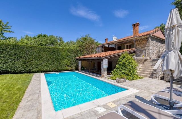 Holiday House Mlin with Private Pool