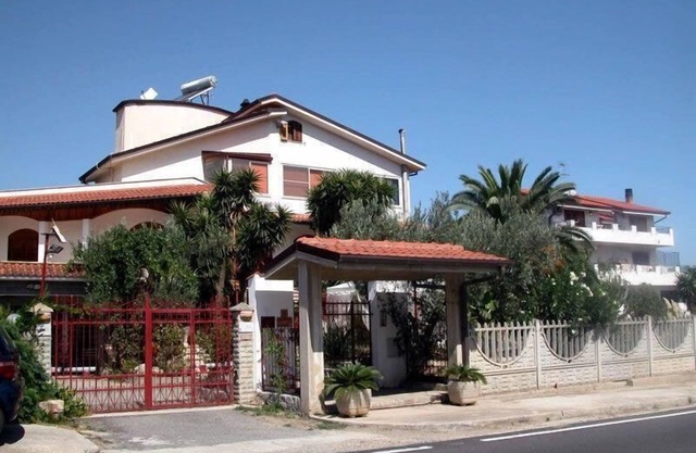 Holiday house Montepaone for 1 - 6 persons with 3 bedrooms - Holiday home