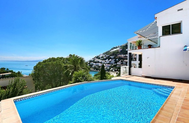 Holiday house of two floors, very well equipped (Bedrooms floor below). With magnificent p