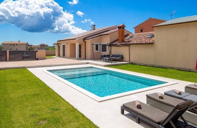 Holiday house Svetvinčenat for 1 - 8 persons with 3 bedrooms - Holiday home