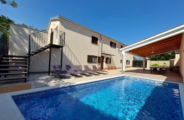 Holiday House Teza