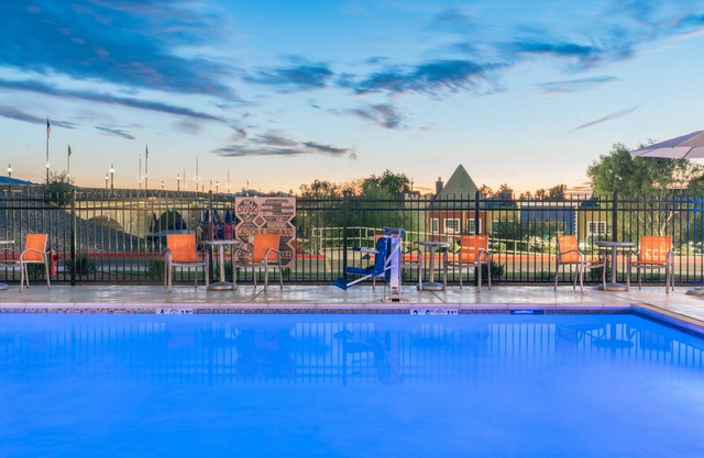 Holiday Inn Express & Suites Lake Havasu - London Bridge by IHG