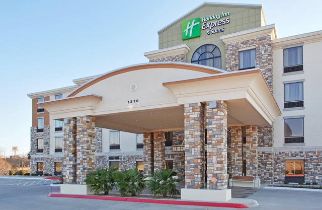 Holiday Inn Express Hotel & Suites Dallas South - Desoto by IHG