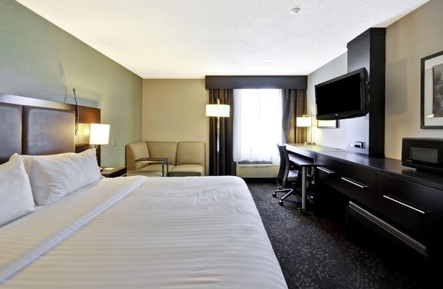 Holiday Inn Express Romulus / Detroit Airport