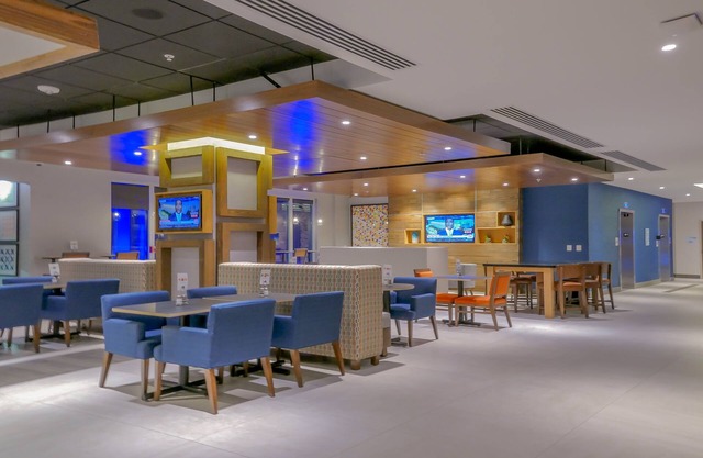 Holiday Inn Express & Suites Miami Airport East by IHG