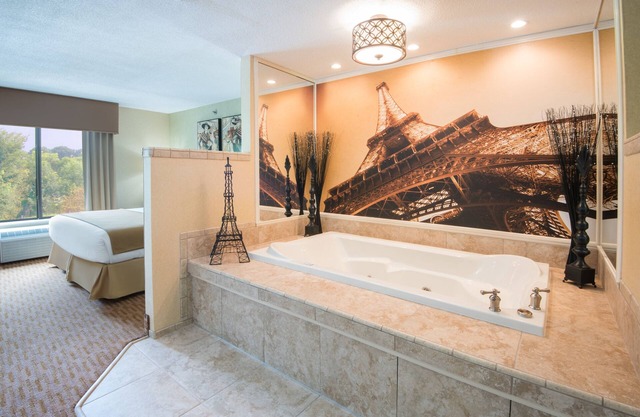 Holiday Inn Express & Suites Sharon-Hermitage by IHG