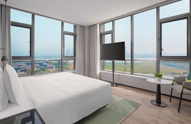 Holiday Inn Wuhan Houguan Lake by IHG