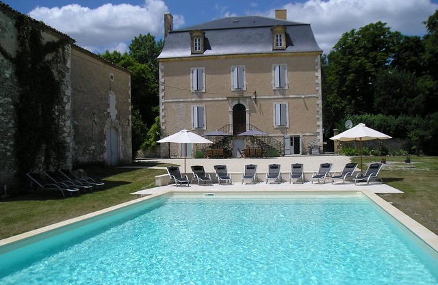 Holiday Manoir 14x7m pool, walking distance & views to stunning medieval village