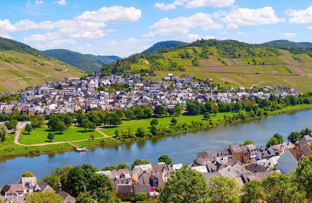 Holiday on the Moselle with large balcony an river view