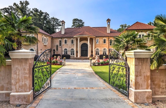 Holiday Vacation Mansion + Hot Tub near DT Atlanta