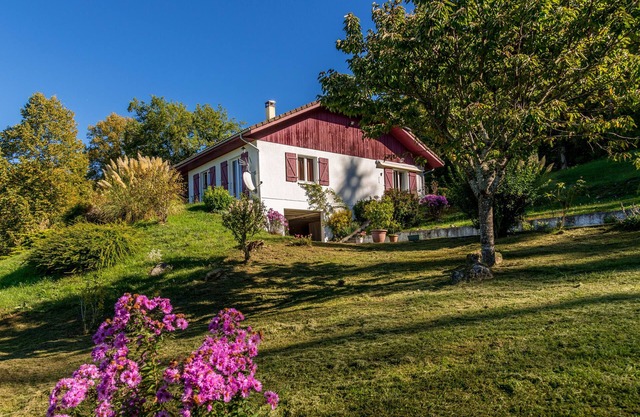 Holiday Villa "Maison dans un parc de verdure" with Mountain View, Wi-Fi & Terrace