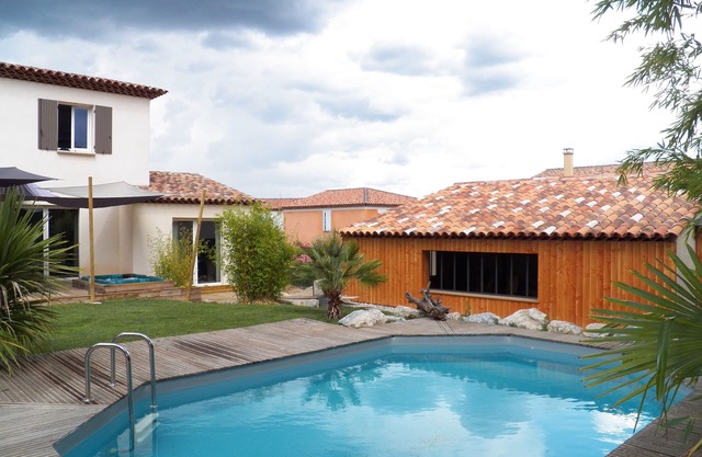 Holiday villa, quiet, with garden swimming pool and spa .