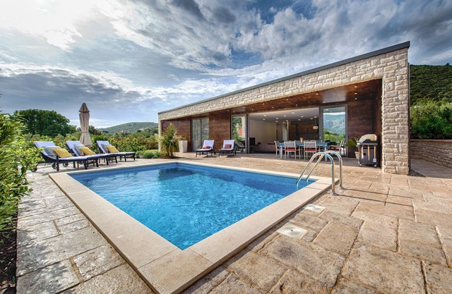 Holidays for the soul in a new and modern bungalow with pool and sea view