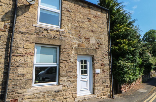 HOLLIE COTTAGE, pet friendly, with a garden in Haltwhistle