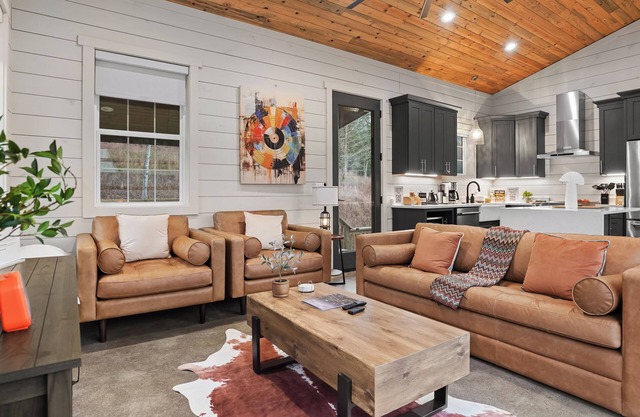 Hollow Hideaway 1A- Serene Getaway-Sleeps 4