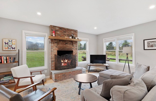 Hollow House: 3 br w/fireplace, a/c, deck & garage!
