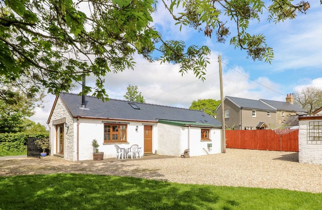 HOLLY COTTAGE, family friendly, country holiday cottage in Bridgend