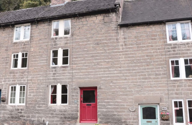 HOLLY COTTAGE, pet friendly, with open fire in Cromford