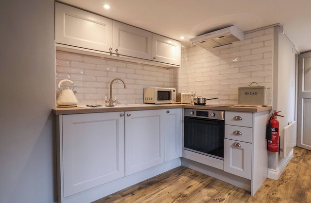 HOLLY HOUSE STUDIO, pet friendly, with a garden in Lavenham