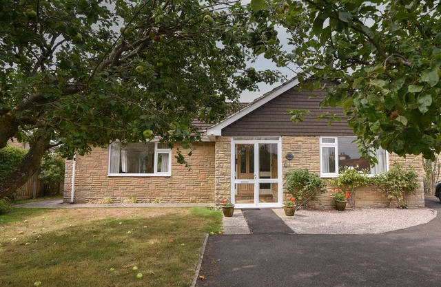 HOLLYCOMBE COTTAGE, family friendly, with open fire in Charmouth