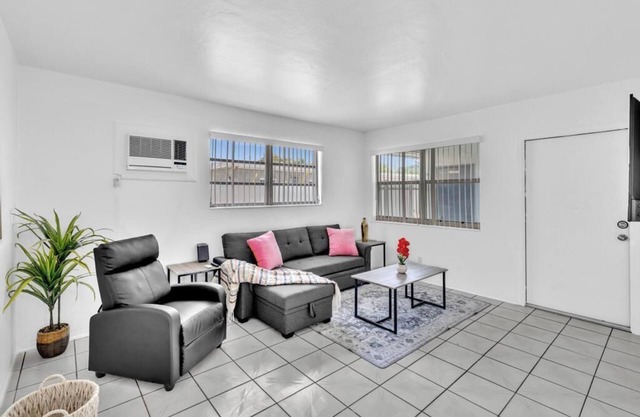 Hollywood Beach 1BR in Gated Property ~ King Bed!
