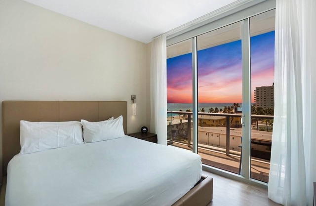 Hollywood Beach Retreat -Rooftop Pool and Views-CS19