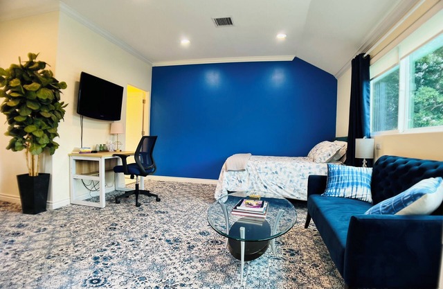 Hollywood top rated apartment with roof deck in prime location