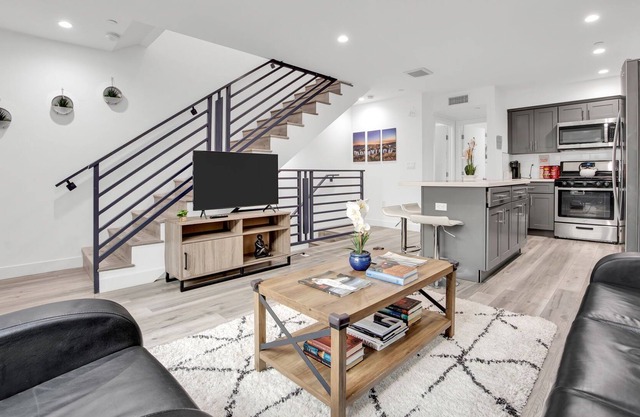 Hollywood Townhouse w/ Amazing View & King Bed