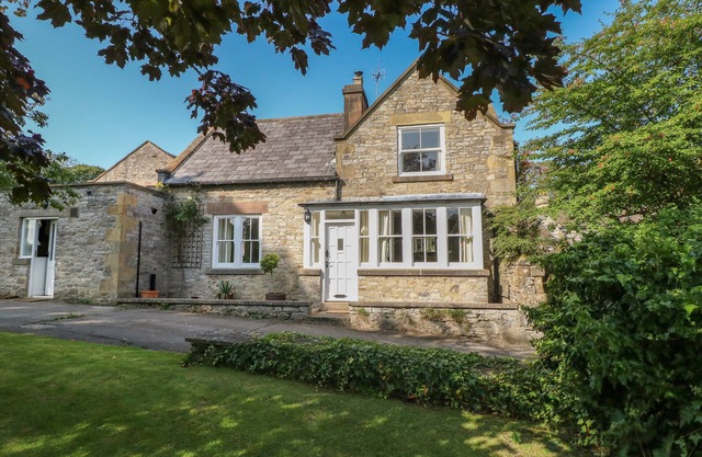 HOLMEFIELD, pet friendly, character holiday cottage in Bakewell