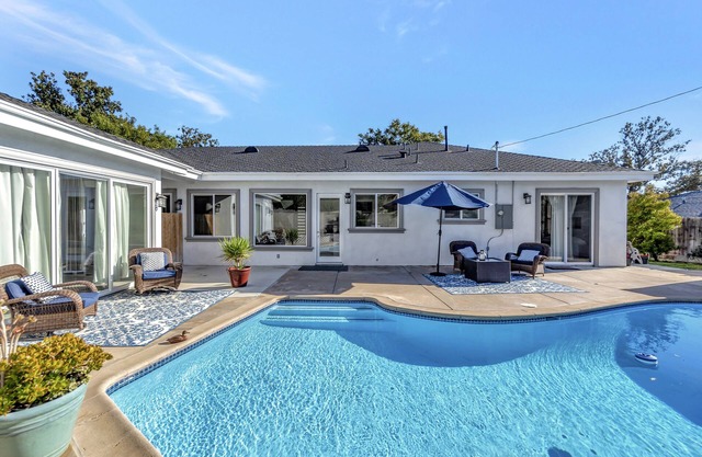 HOME 20 MINS AWAY FROM DISNEY! 5 BEDS/5 FULL BATHS WITH GUESTHOUSE